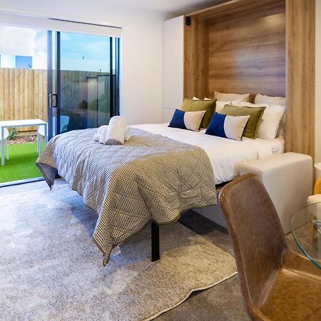 Downtown Comfort: Modern Studio With Backyard Christchurch Exterior photo