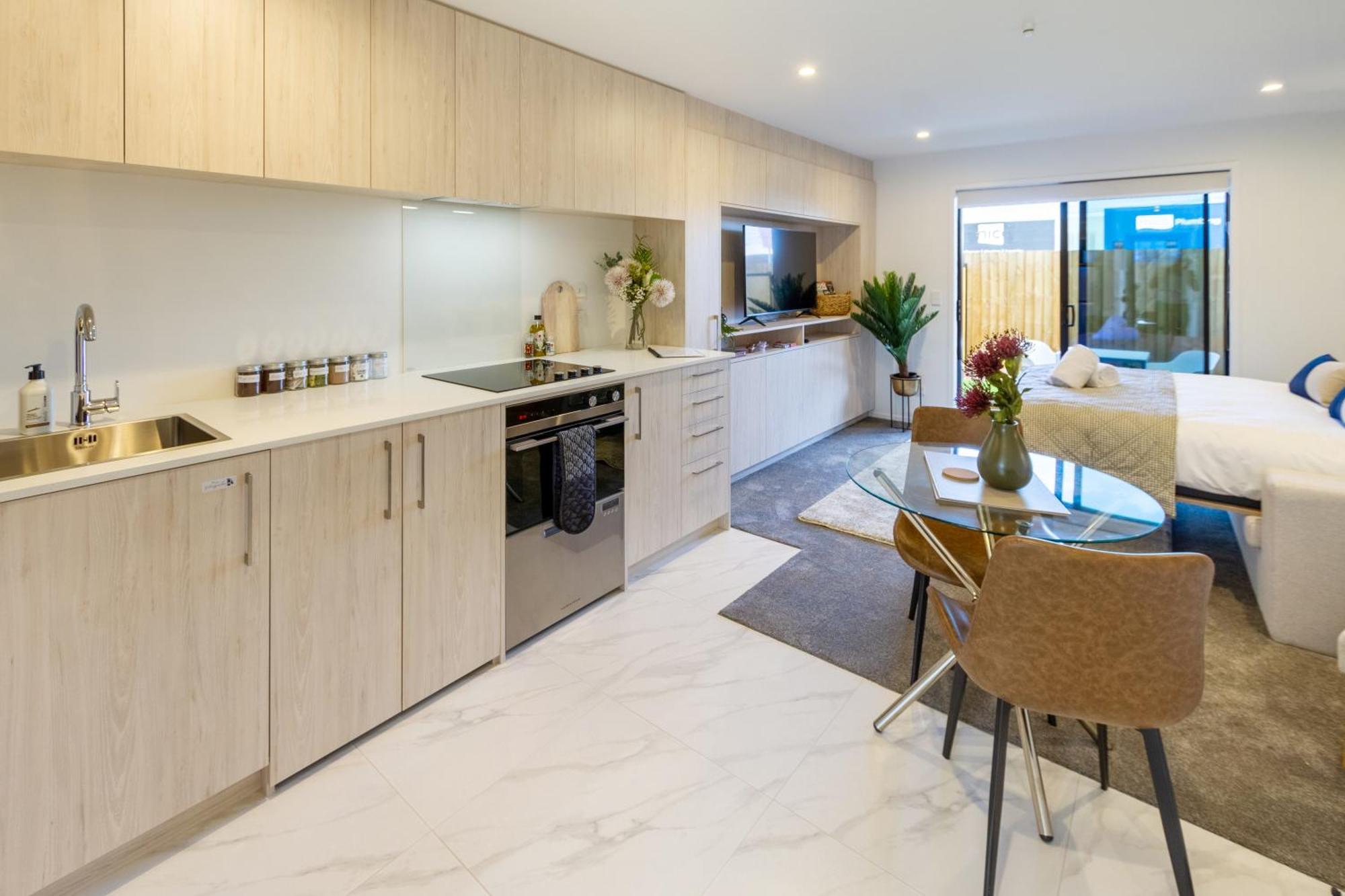 Downtown Comfort: Modern Studio With Backyard Christchurch Exterior photo